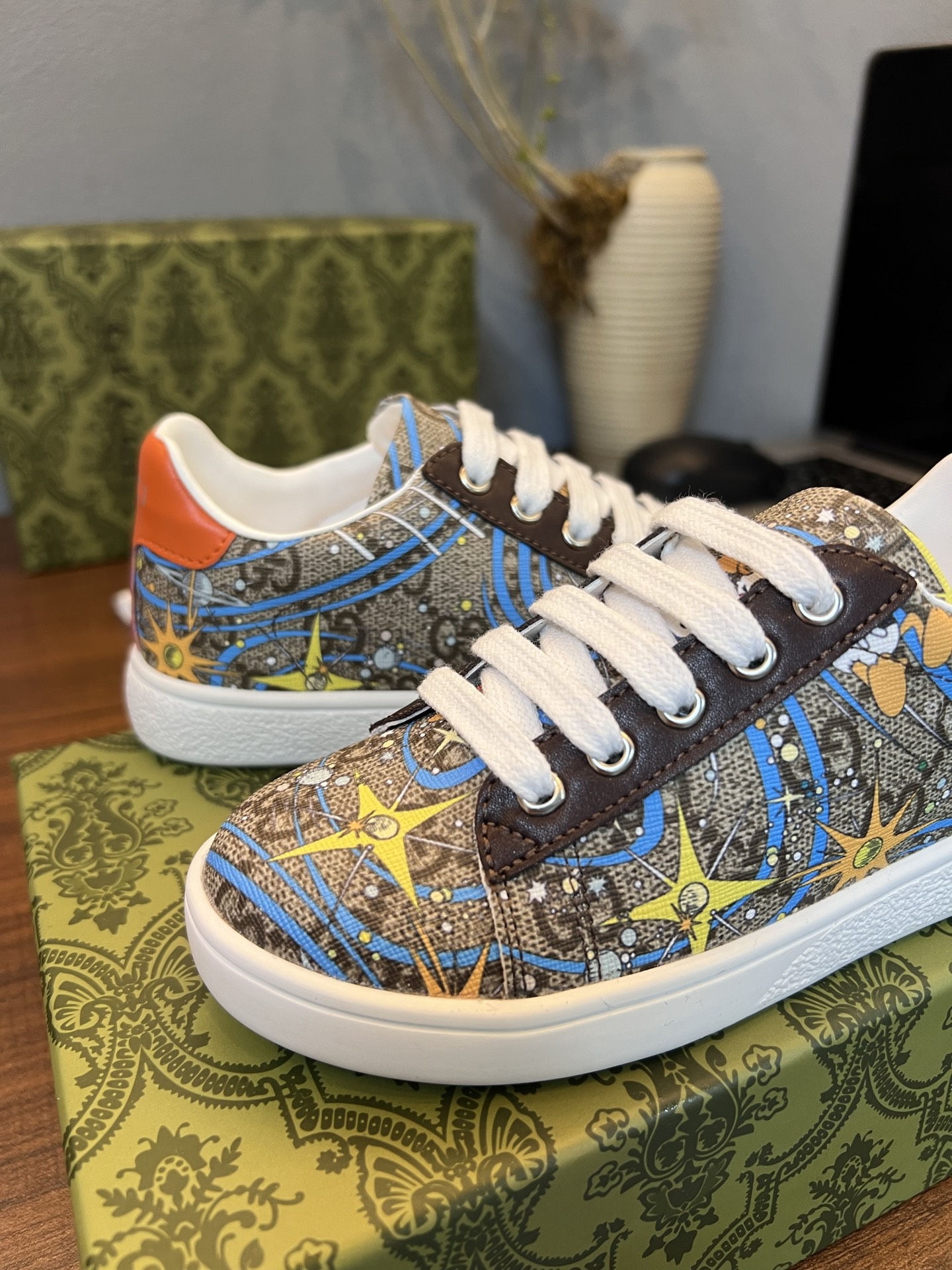 Children's shoes child